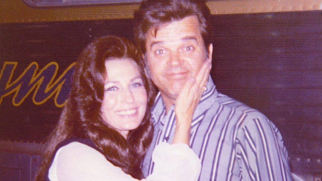 Conway Twitty & Loretta Lynn – Playing House Away From Home