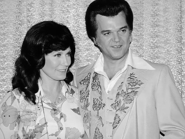 Conway Twitty & Loretta Lynn – When I Turn Off My Light (your memory turns on)